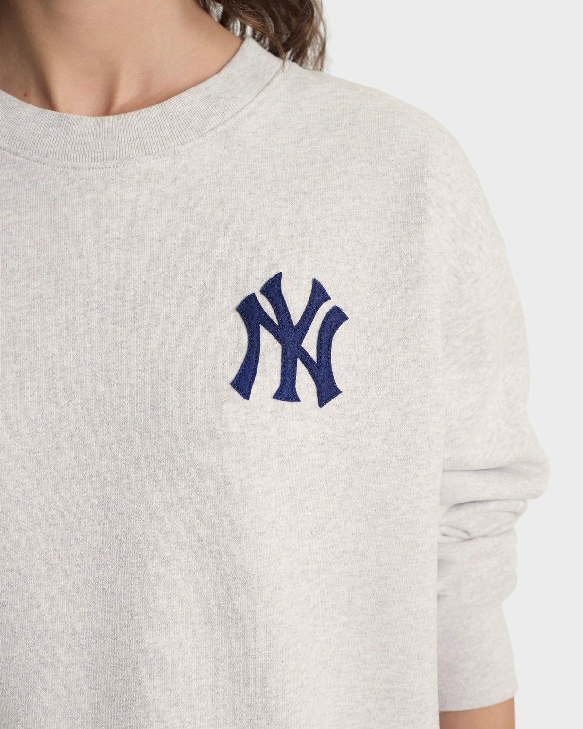 Sporty & Rich Heritage Yankees Serif Crewneck - Heather Gray/Navy