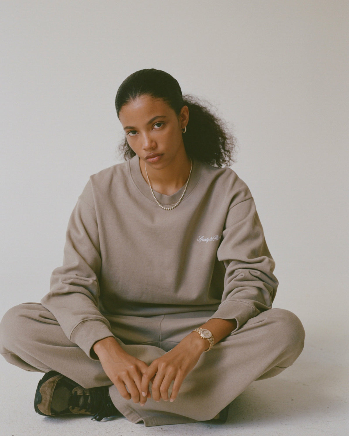 Sporty & Rich Signature Logo Embroidered Crewneck - Hazelnut/White