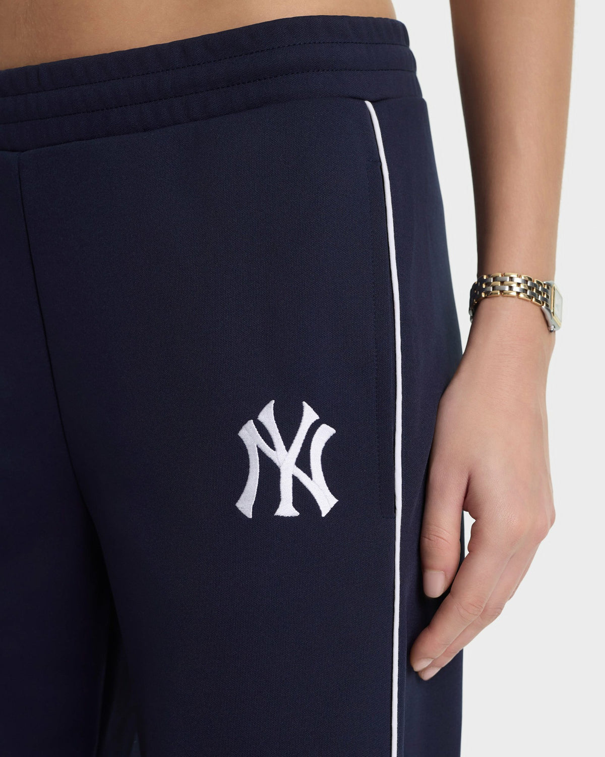 Sporty & Rich Heritage Yankees Serif 90S Elio Track Pant - Navy/White