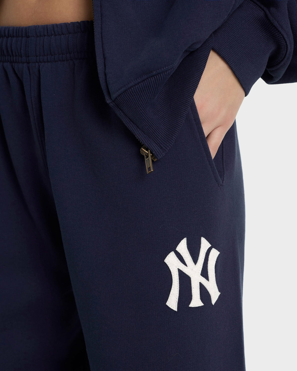 Sporty & Rich Heritage Yankees Serif Sweatpant - Navy/White